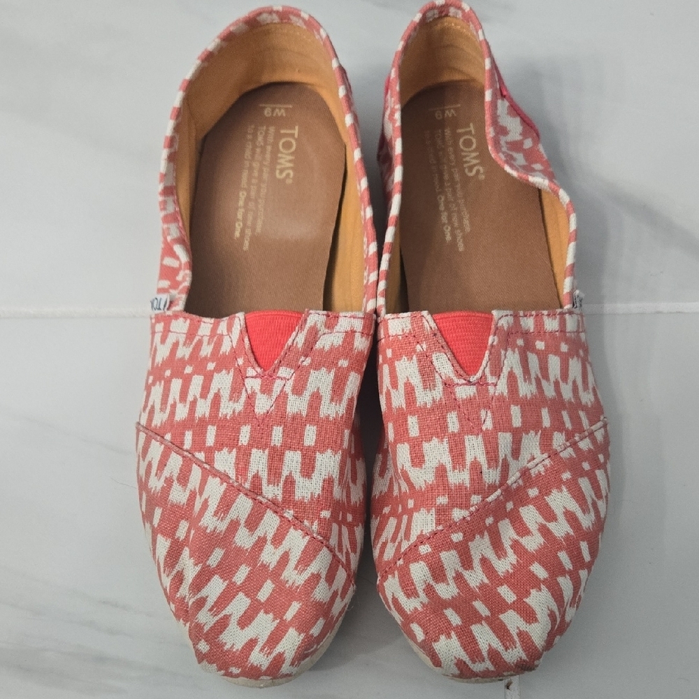 Toms Red and White Flats with Geometric Pattern